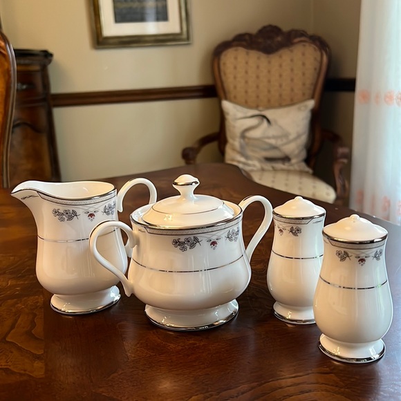 Gorham Serena Creamer, Sugar bowl with lid, Salt and Pepper Shakers. Fine China. - Picture 1 of 12